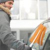 Škrabka na led se smetáčkem do auta Fiskars SnowXpert [1019352]